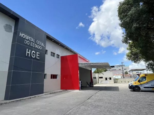 Homem é emboscado e esfaqueado em via pública