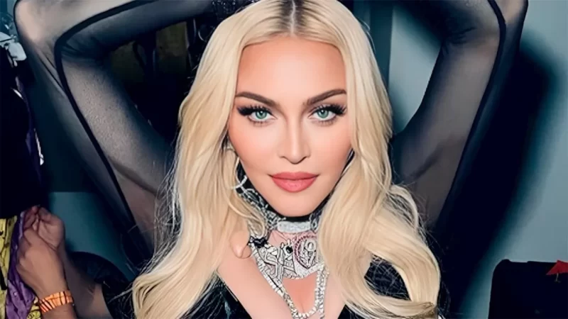 Madonna deixa o Copacabana Palace e manda muitos beijos para os fãs