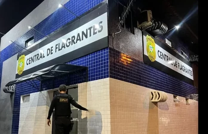 Mãe é presa pela PC após deixar filhos dormindo em casa suja de fezes em Maceió