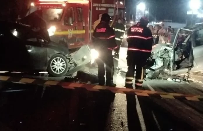 Colisão entre dois carros deixa vítima presa às ferragens, em Satuba