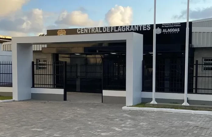 Homem é preso após chicotear mãe e bebê de três meses com arreio de cavalo, em Maceió