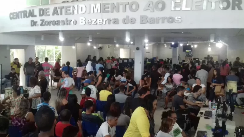 Eleitores enfrentam longas filas no último dia para transferir título em Maceió