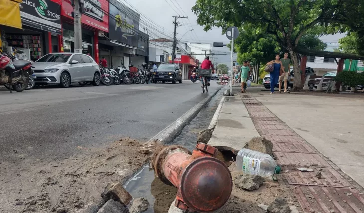 Condutor perde o controle da direção de veículo, sobe em praça e arranca hidrante em Arapiraca