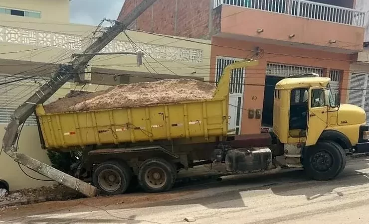 Caçamba volta de ré e derruba poste no sertão