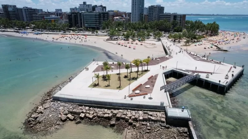 Após receber comida, casal de assaltantes persegue e rouba mulheres no Marco dos Corais