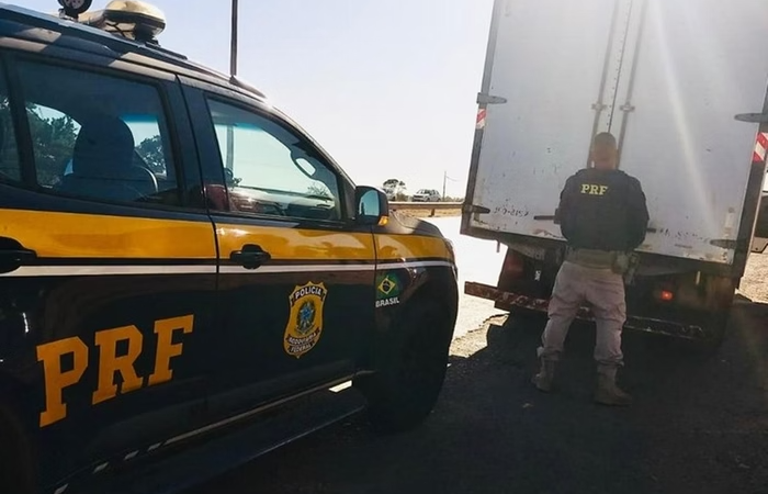 PRF apreende caminhão com 40 restrições judiciais e R$ 6 mil em multas