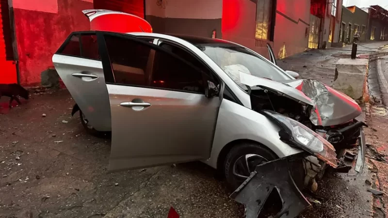 Carro com quatro ocupantes colide em poste na Leste-Oeste em Maceió