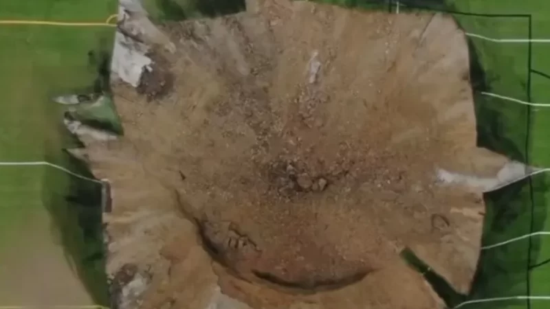 Cratera gigante se abre no meio de campo de futebol
