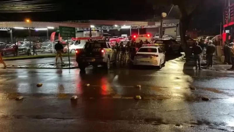 Criminosos armados se disfarçam de policiais para assaltar carro-forte