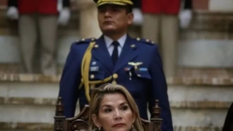 Ex-presidente da Bolívia, Jeanine Añez repudia golpe militar no país