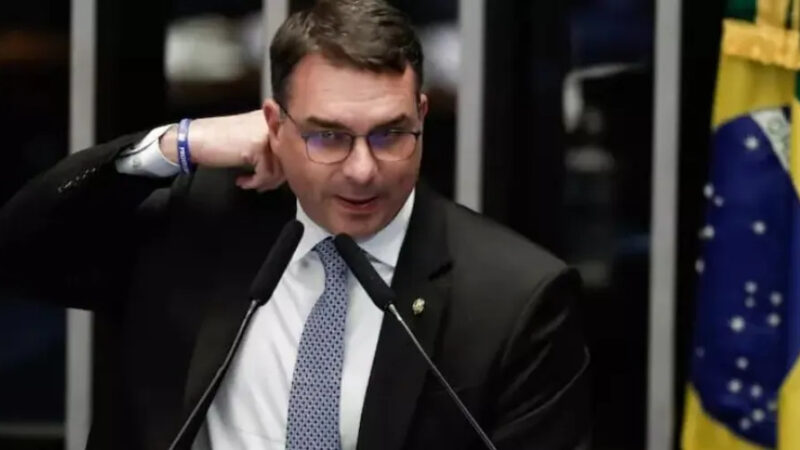 PEC: ‘praia vai continuar sendo de uso comum’, diz Flávio Bolsonaro