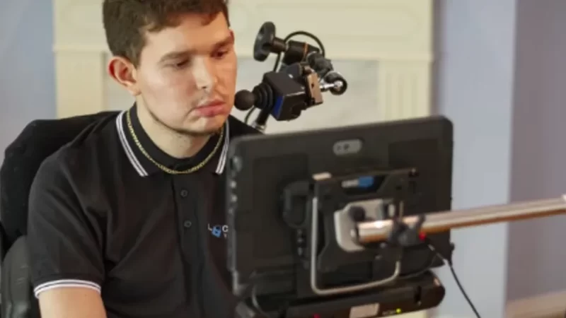 Síndrome do encarceramento: jovem que só mexe os olhos escreve livro