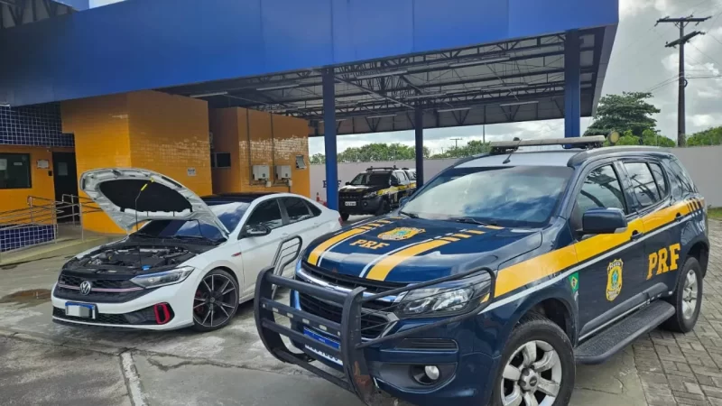 Homem é preso ao ser flagrado com carro roubado na BR 101