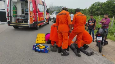 Colisão entre carro e moto deixa dois feridos em Penedo