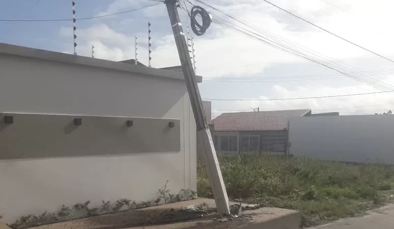Carro bate em poste e deixa moradores ‘presos’ com fio energizado