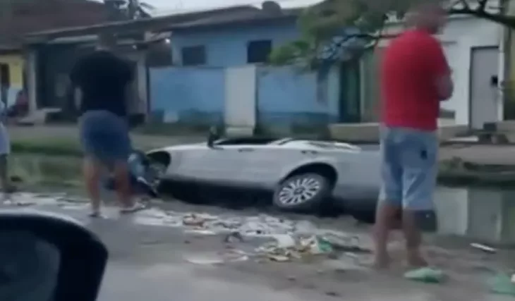 Motorista embriagado perde controle de veículo e cai em esgoto