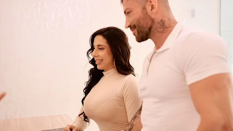 Ex-atriz de ‘pegadinhas’ se casa com ator pornô e prepara festa com todo mundo pelado