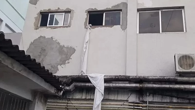 Preso internado utiliza corda de lençóis e foge pela janela do banheiro do HGE