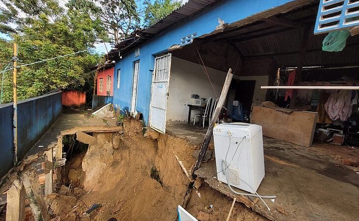 Defesa Civil de Maceió interdita quatro casas após colapso na grota do Aterro