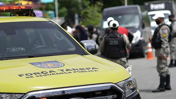 Seis suspeitos de tráfico correm da polícia, mas um é alcançado e preso com droga em Rio Largo