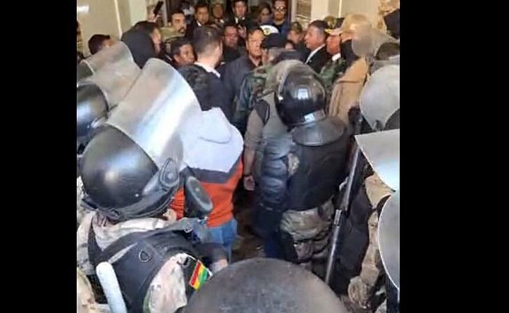 Militares tentam dar golpe de Estado na Bolívia e tomam praça sede da Presidência