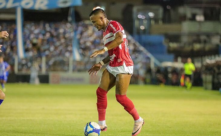 Léo Pereira fala sobre fim de jejum e explica uso diferenciado do calção de jogo