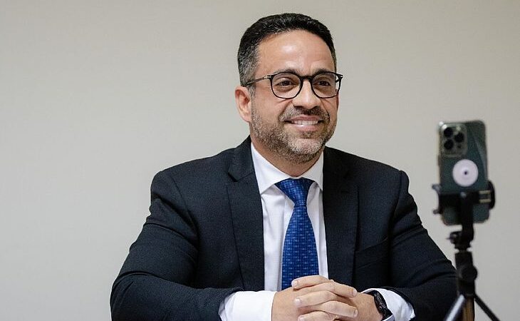 Governador anuncia pagamento de piso retroativo da Educação para mais de 2 mil professores