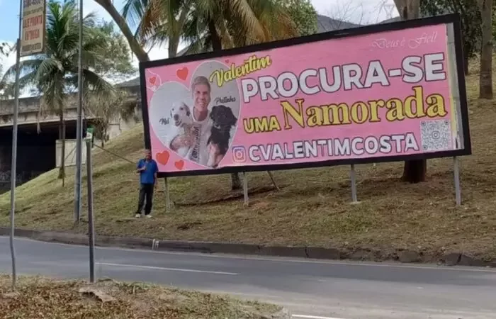 Viúvo gasta R$ 40 mil para espalhar 50 outdoors em busca de novo amor
