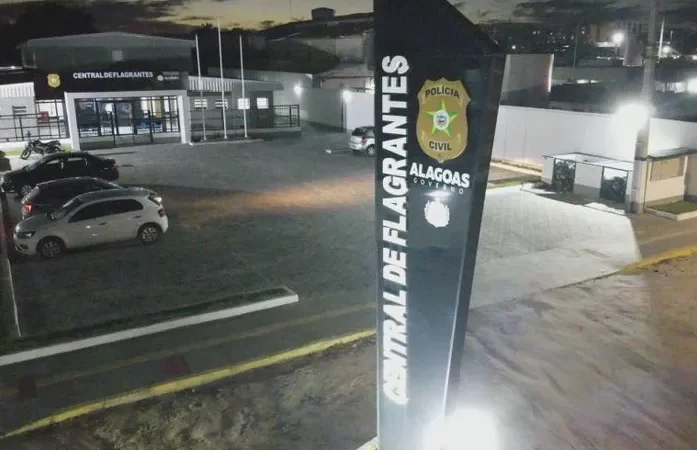 Após colidir com outros dois carros, motorista é preso por embriaguez ao volante