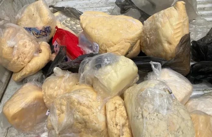 Visa apreende 65 kg de queijos estragados em laticínio na Ponta da Terra em Maceió