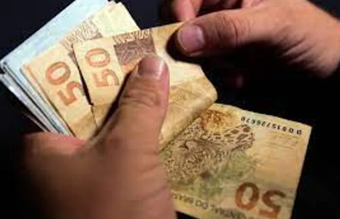 INSS paga segunda parcela do 13º a quem recebe acima do mínimo