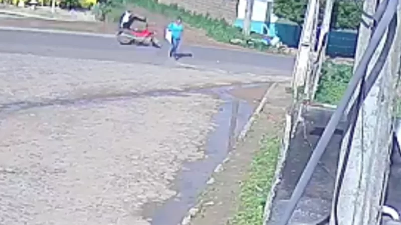 Músico que se envolveu em acidente de moto após mulher atravessar pista em São Sebastião morre no HEA