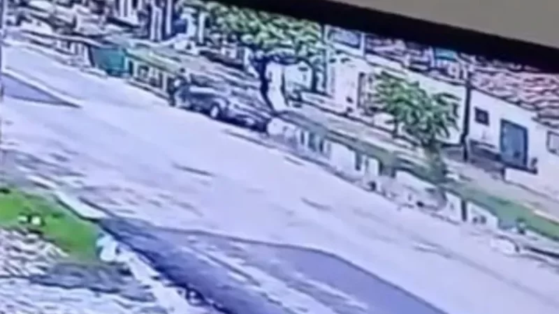 Carro bate em caçamba de lixo e cai dentro de córrego na Levada