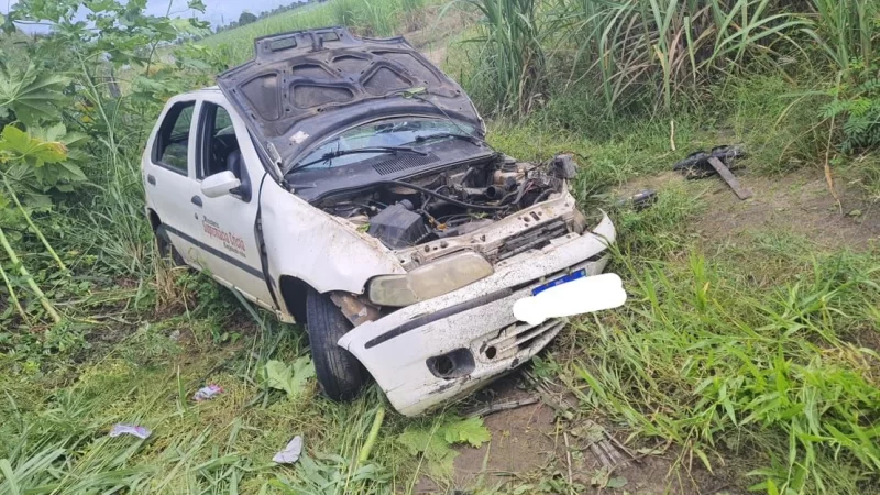 Colisão após capotamento de carro deixa motorista ferido