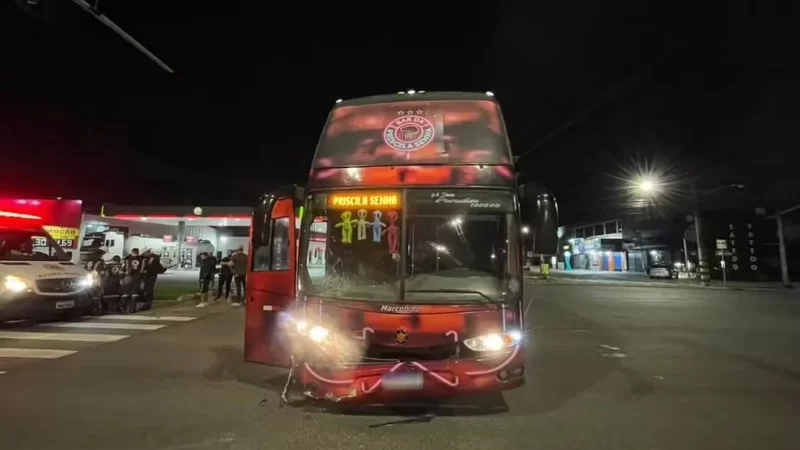 Acidente com ônibus da cantora Priscila Senna deixa jovem morto, em Aracaju