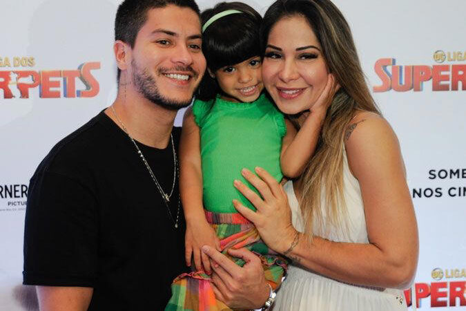 Arthur Aguiar e Maíra Cardi se pronunciam após filha dizer que celular de cozinheiro é de pobre
