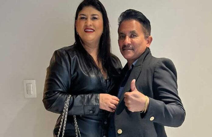 Grávida, namorada de Manoel Gomes mostra a primeira roupinha de seu filho com o cantor