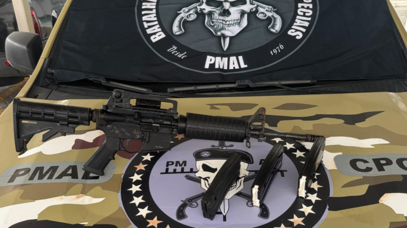 “Fuzil consegue abater uma guarnição inteira”, diz oficial do Bope sobre arma apreendida em Maceió