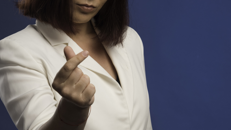 Servidora federal é condenada por cobrar pela emissão de certidão gratuita