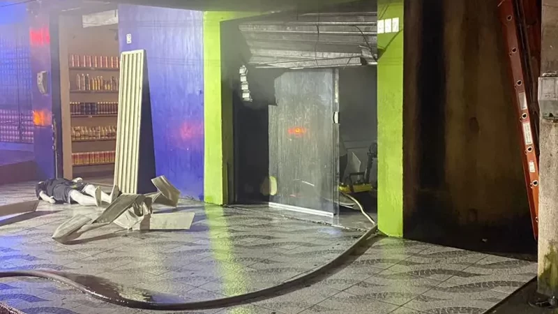 Bombeiros são acionados para controlar incêndio em loja no Benedito Bentes