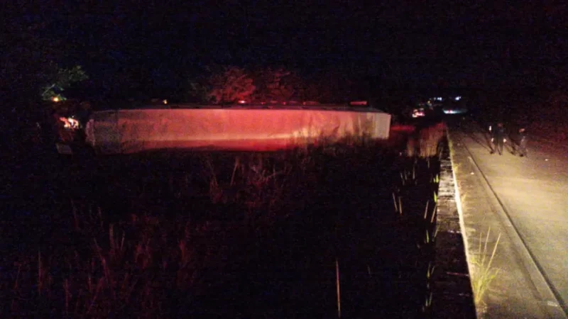 Carreta carregada de móveis tomba e deixa motorista ferido na BR-101, em Flexeiras