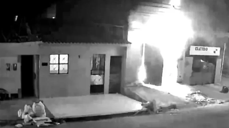 Casa de primeiro andar na Ponta da Terra ‘explode’ durante incêndio