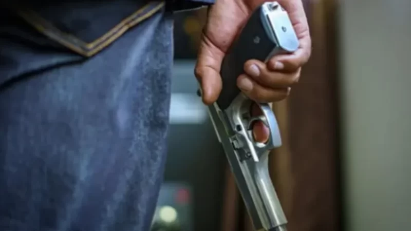 Criminoso é condenado por matar mulher devido a dívida do filho dela