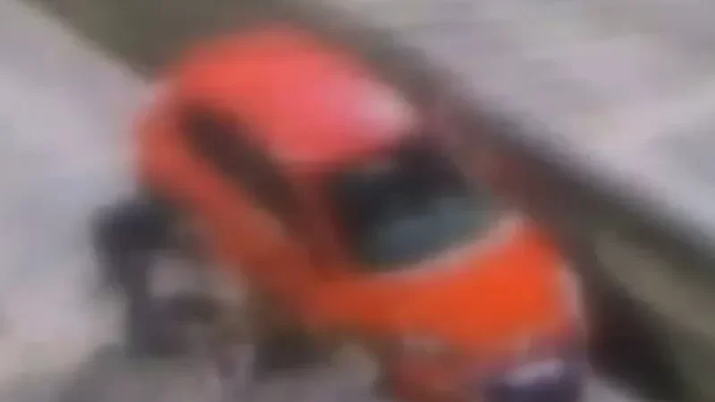 Homem agride e arrasta mulher pelo cabelo em rodovia no litoral