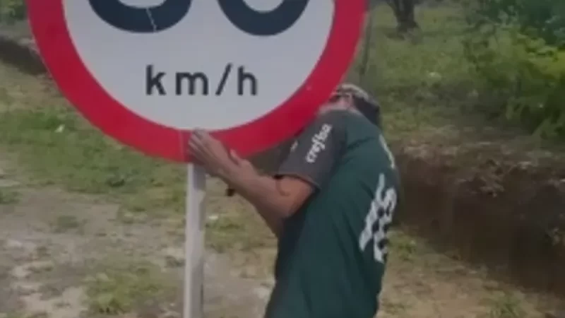 Homens são flagrados furtando placas na Rota do Mar e culpam Lula