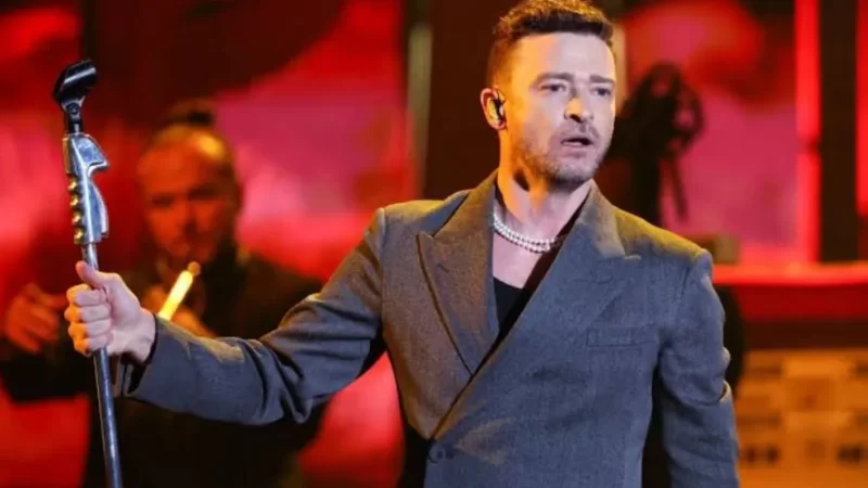 Justin Timberlake faz piada sobre prisão por dirigir embriagado