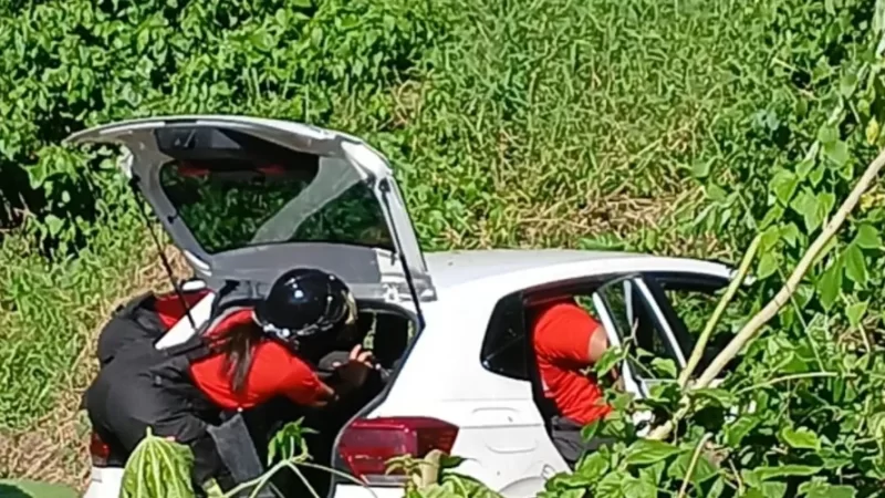 Motorista deficiente perde controle do carro e invade riacho no Bosque das Arapiracas