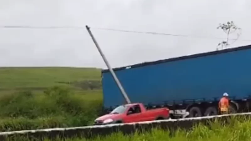 Motorista perde controle de carreta e interdita trecho de rodovia