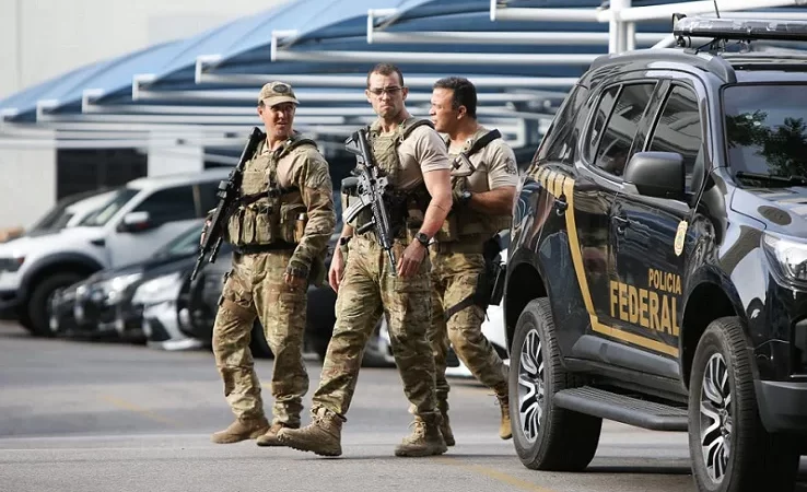 Operação da PF prende dois suspeitos de tráfico de drogas em prédio de luxo na Jatiúca