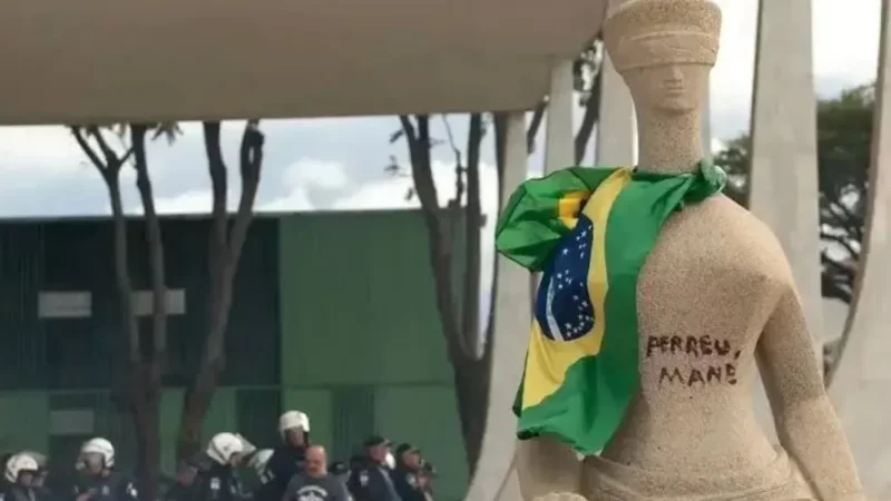 PGR denuncia mulher que pichou ‘Perdeu, mané’ em estátua do STF